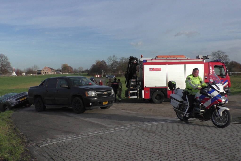 Voertuig belandt in greppel