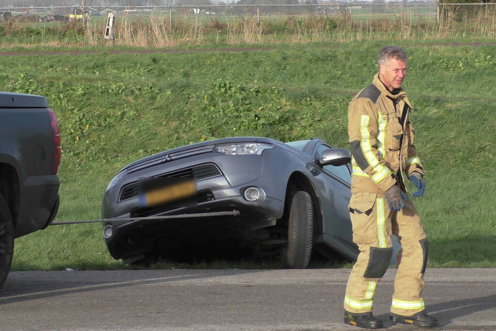 Voertuig belandt in greppel