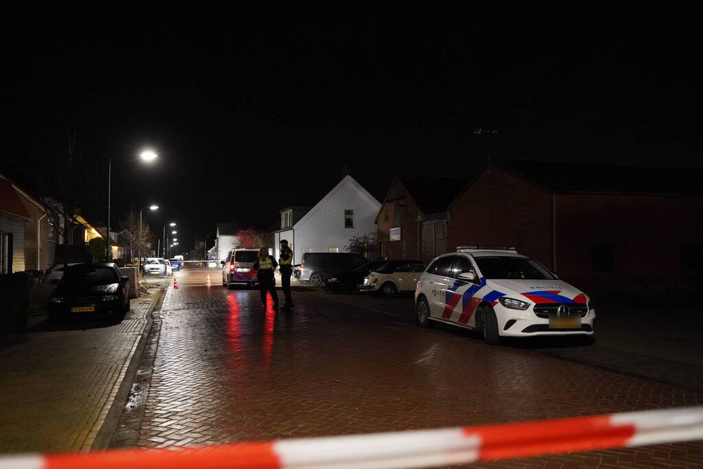 Aanhoudingen nadat bestuurder op agenten inrijd, politie lost schoten op auto