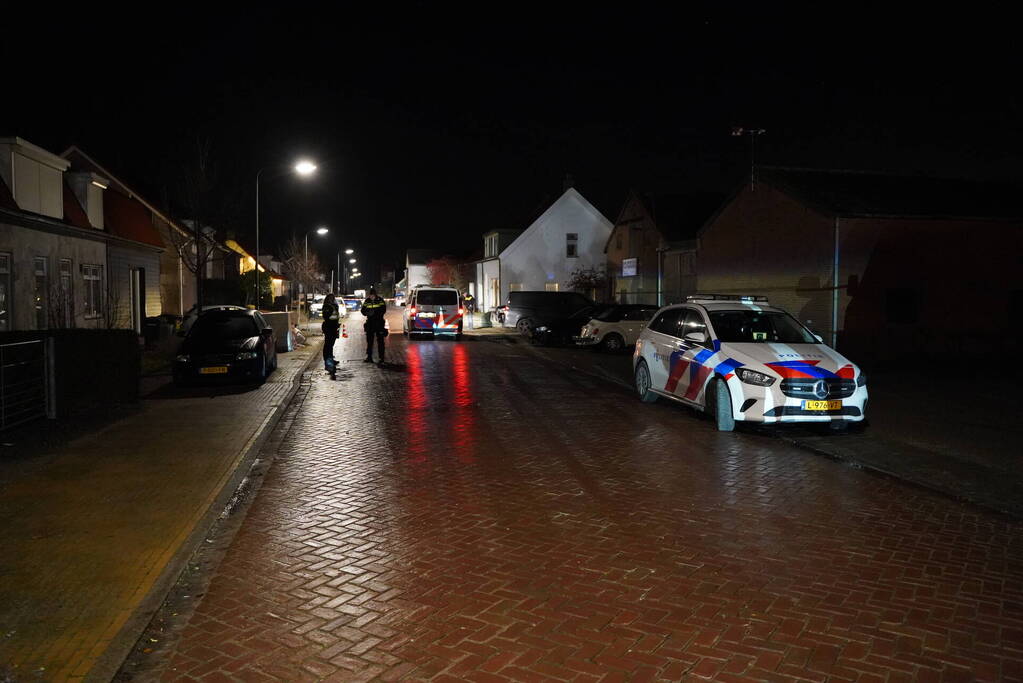 Aanhoudingen nadat bestuurder op agenten inrijd, politie lost schoten op auto