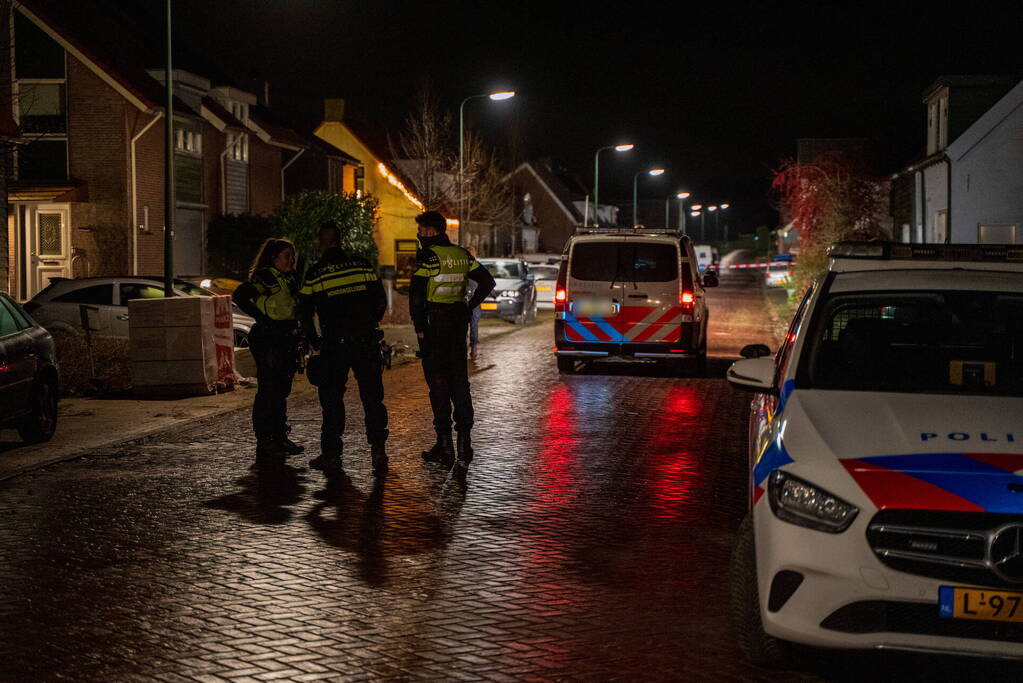 Aanhoudingen nadat bestuurder op agenten inrijd, politie lost schoten op auto