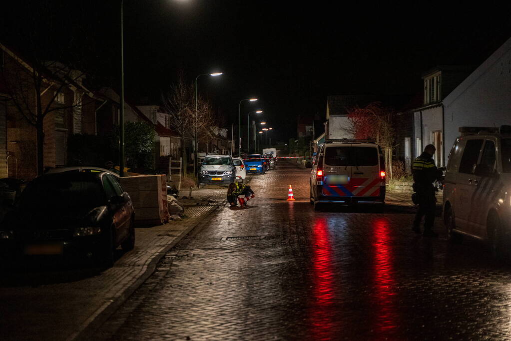 Aanhoudingen nadat bestuurder op agenten inrijd, politie lost schoten op auto
