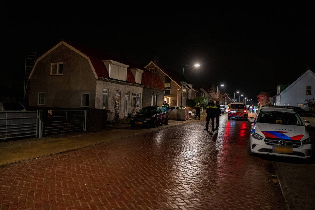 Aanhoudingen nadat bestuurder op agenten inrijd, politie lost schoten op auto