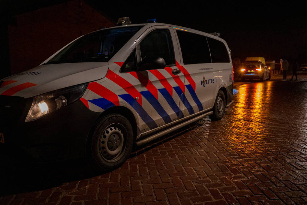Aanhoudingen nadat bestuurder op agenten inrijd, politie lost schoten op auto