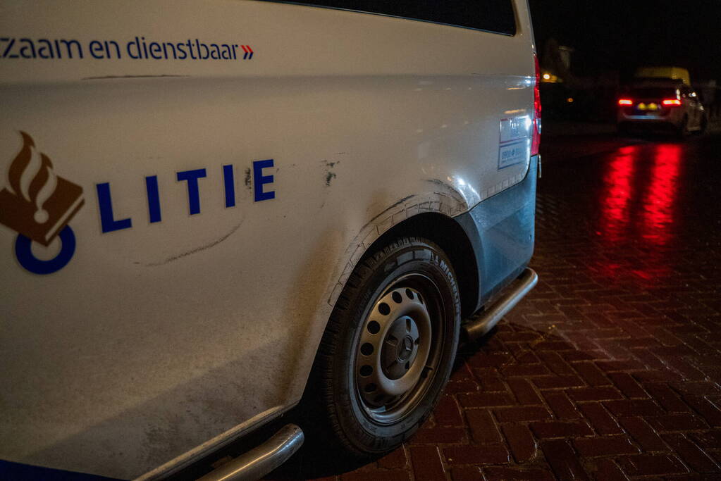 Aanhoudingen nadat bestuurder op agenten inrijd, politie lost schoten op auto
