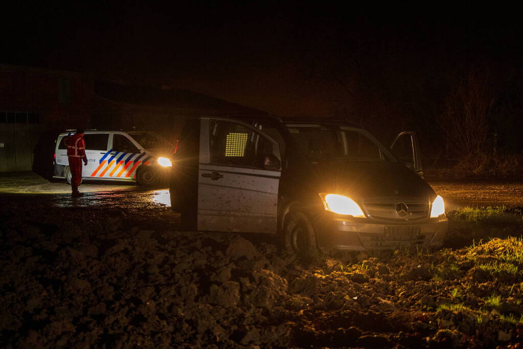 Aanhoudingen nadat bestuurder op agenten inrijd, politie lost schoten op auto