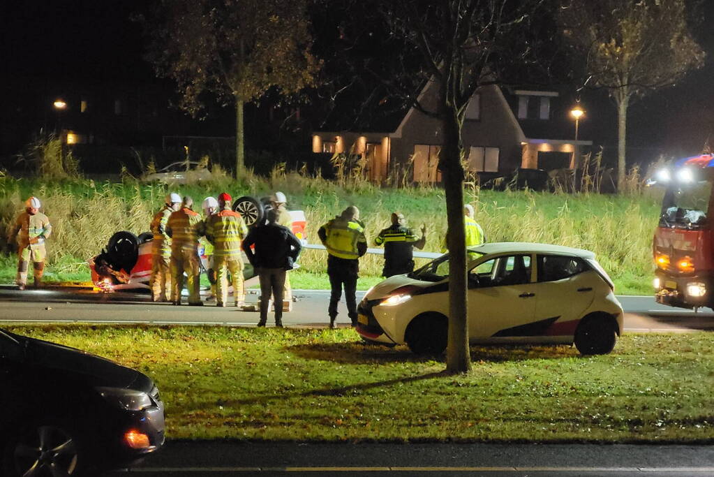 Auto slaat over de kop bij ongeval