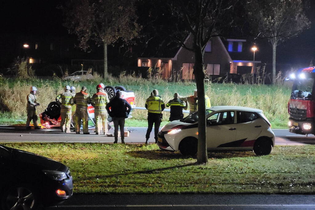 Auto slaat over de kop bij ongeval
