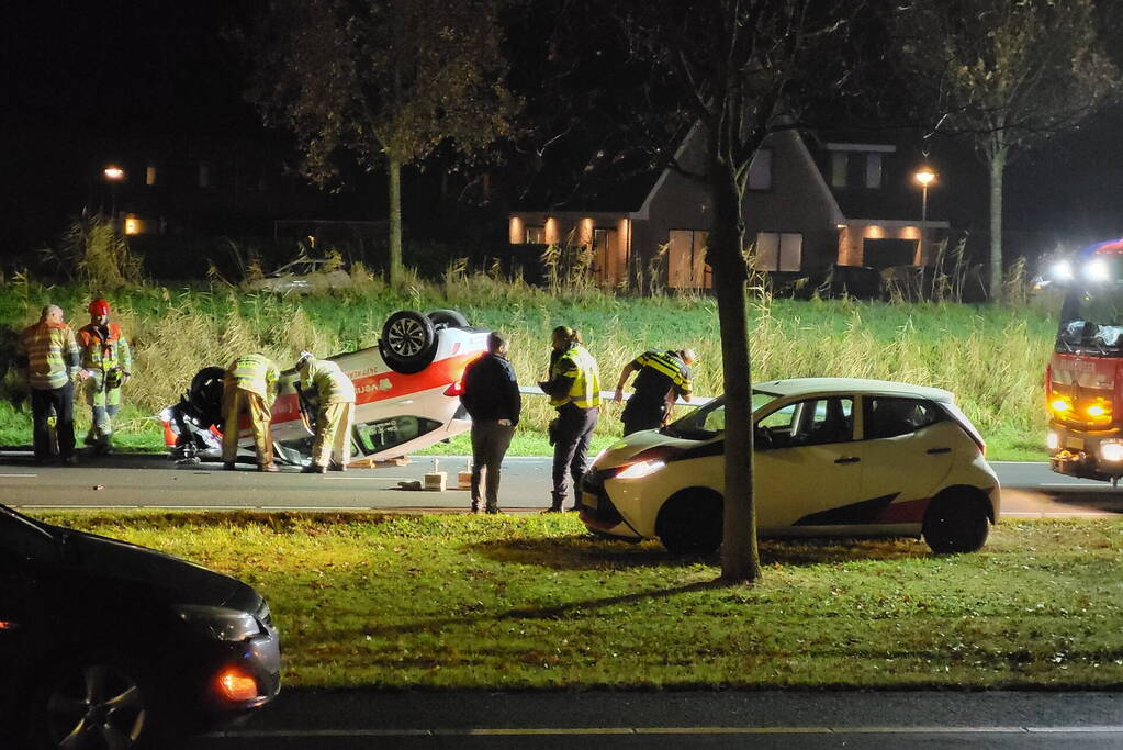 Auto slaat over de kop bij ongeval