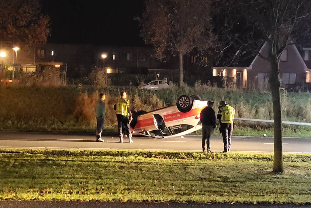 Auto slaat over de kop bij ongeval