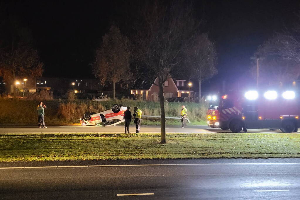 Auto slaat over de kop bij ongeval