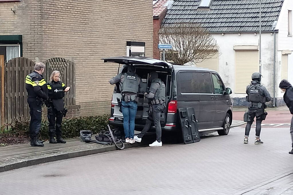 Straat groots afgezet vanwege inzet arrestatieteam
