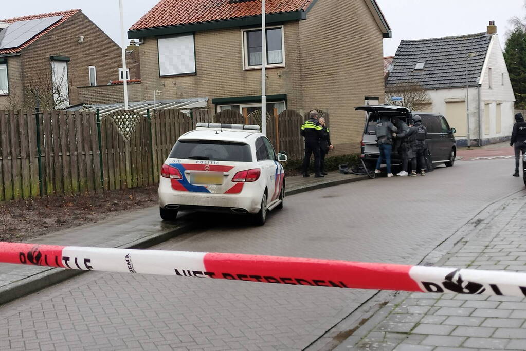 Straat groots afgezet vanwege inzet arrestatieteam