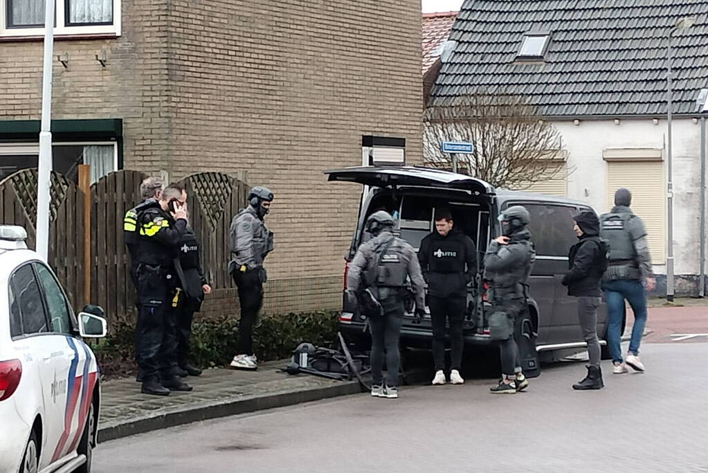 Straat groots afgezet vanwege inzet arrestatieteam