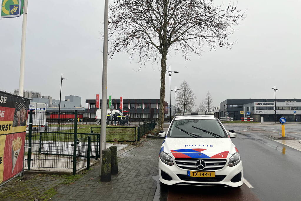 Straat weggezakt door waterlekkage