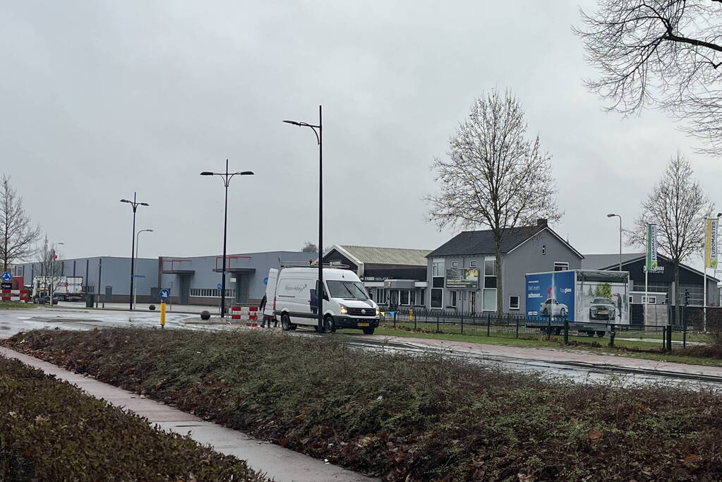 Straat weggezakt door waterlekkage