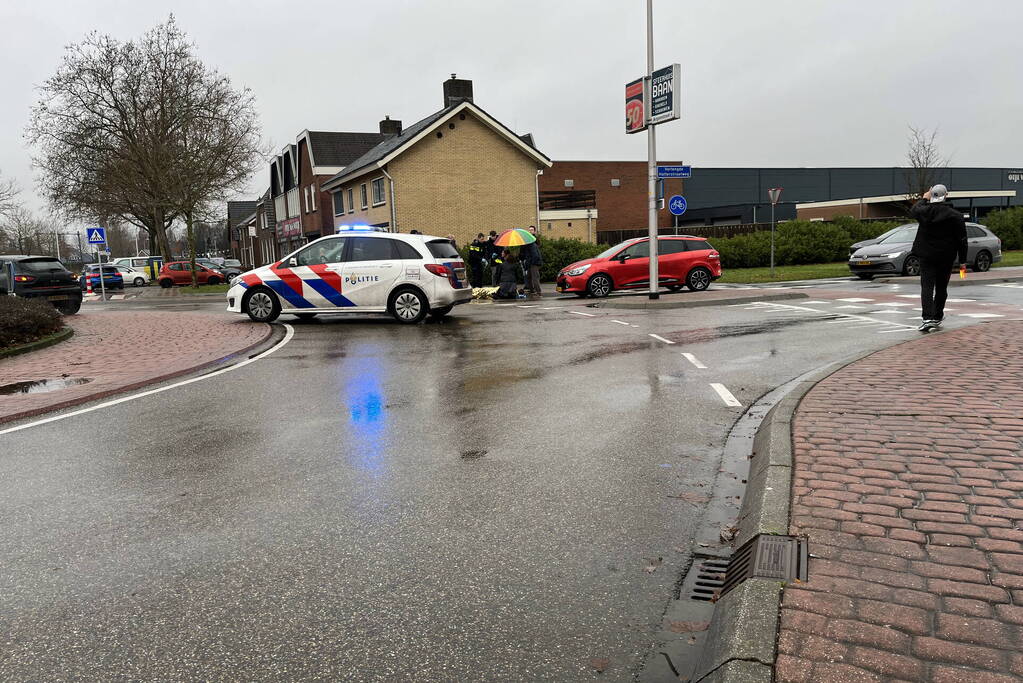 Automobilist en fietser in botsing op rotonde