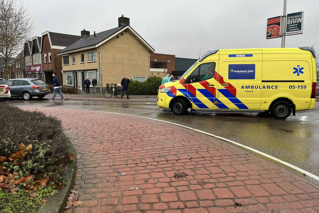 Automobilist en fietser in botsing op rotonde