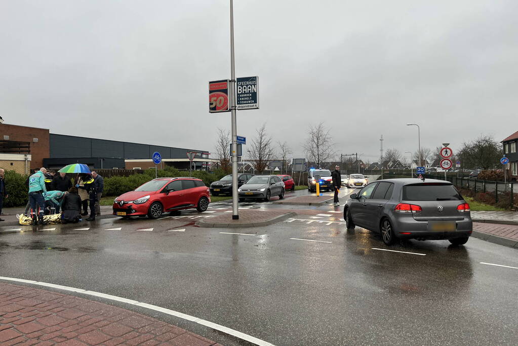 Automobilist en fietser in botsing op rotonde