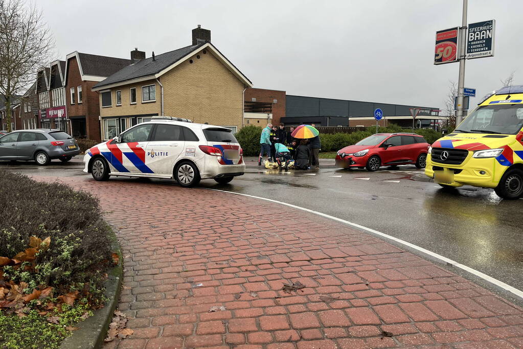Automobilist en fietser in botsing op rotonde