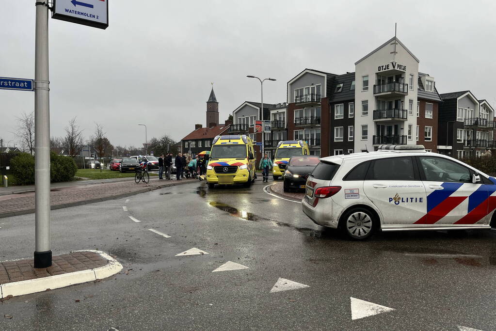 Automobilist en fietser in botsing op rotonde