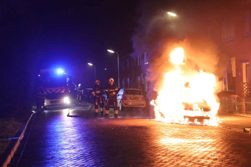 Geparkeerd auto verwoest door brand