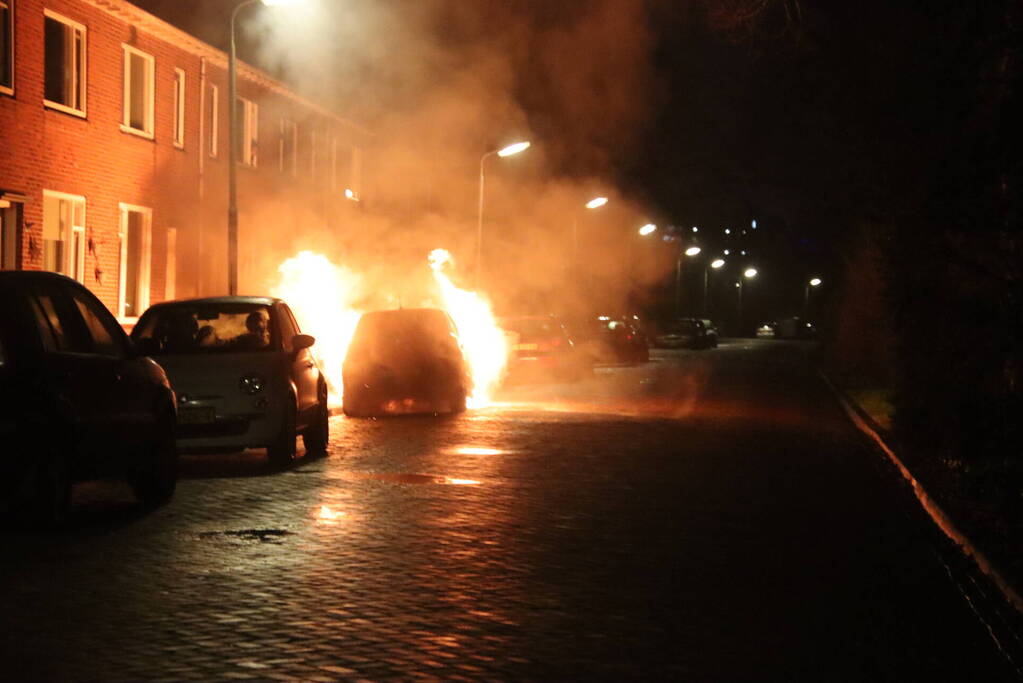 Geparkeerd auto verwoest door brand