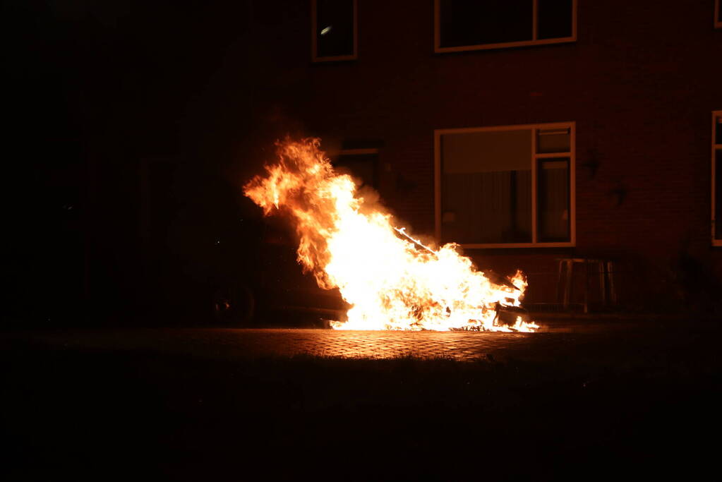 Geparkeerd auto verwoest door brand