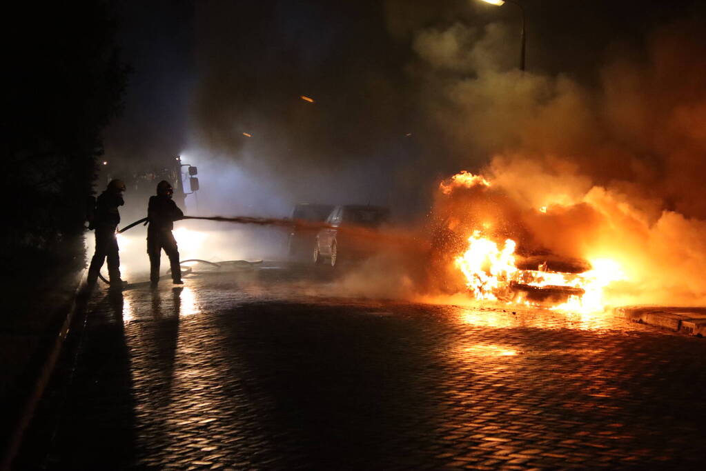 Geparkeerd auto verwoest door brand