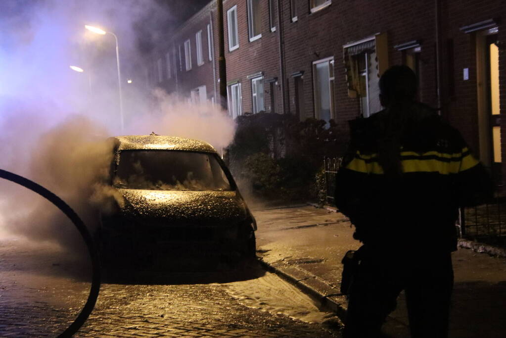 Geparkeerd auto verwoest door brand