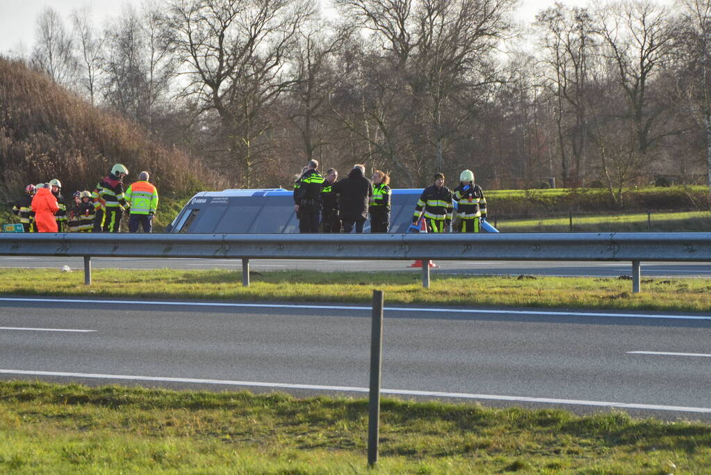 Lijnbus raakt van weg en belandt in sloot