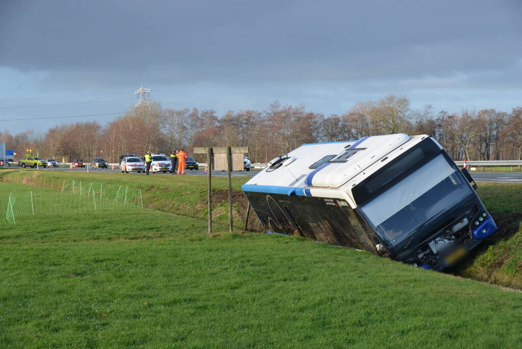 Lijnbus raakt van weg en belandt in sloot