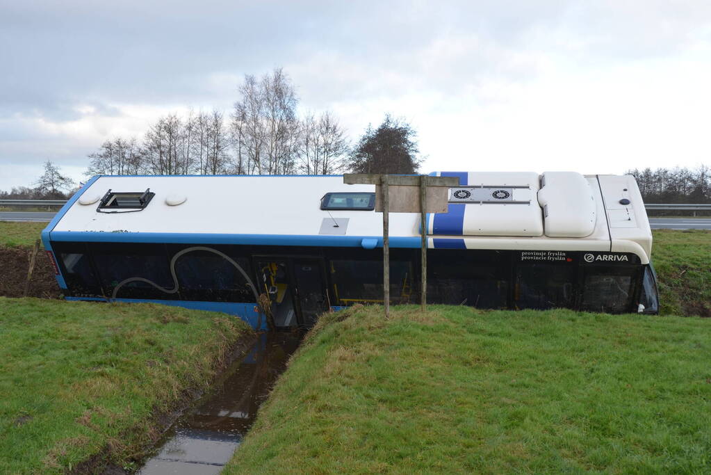 Lijnbus raakt van weg en belandt in sloot