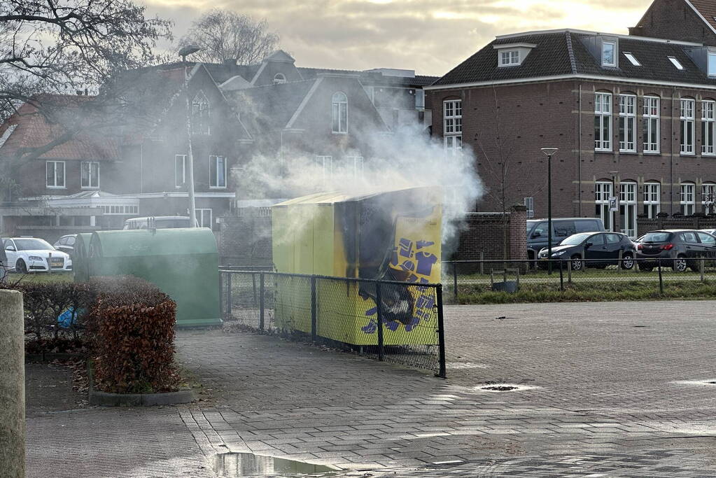 Textielcontainer uitgebrand