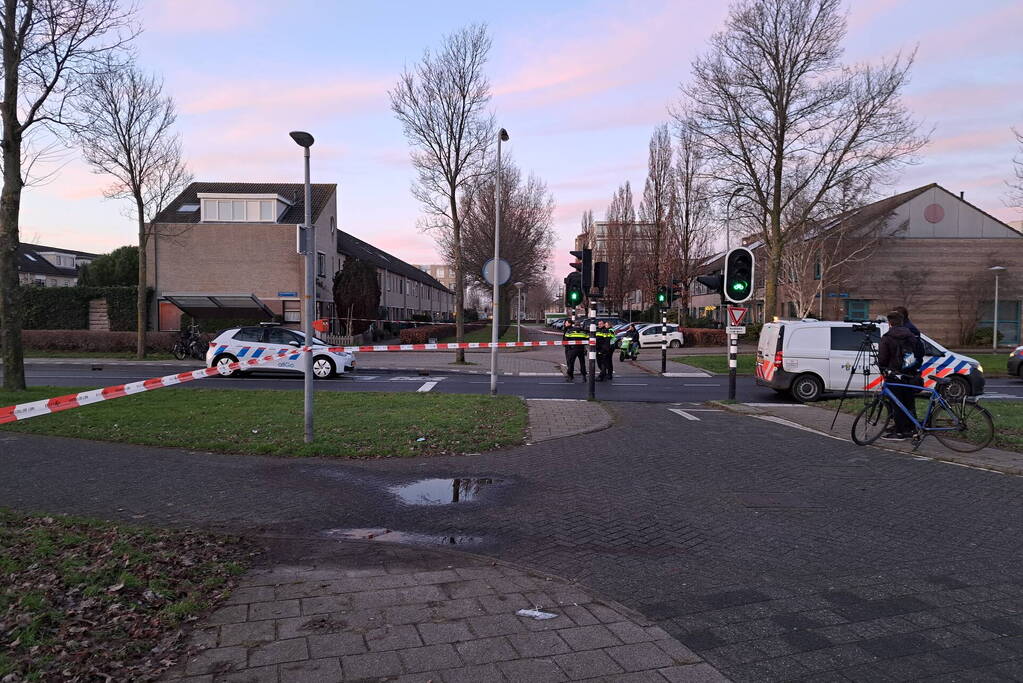 Politie onderzoekt verdacht pakket bij bushalte