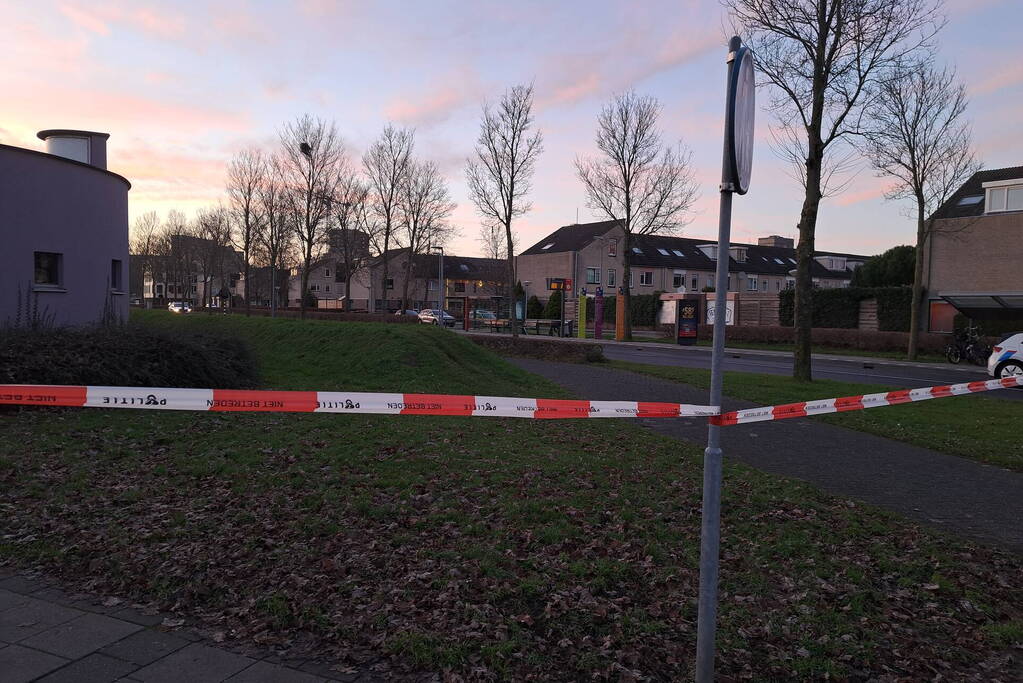 Politie onderzoekt verdacht pakket bij bushalte