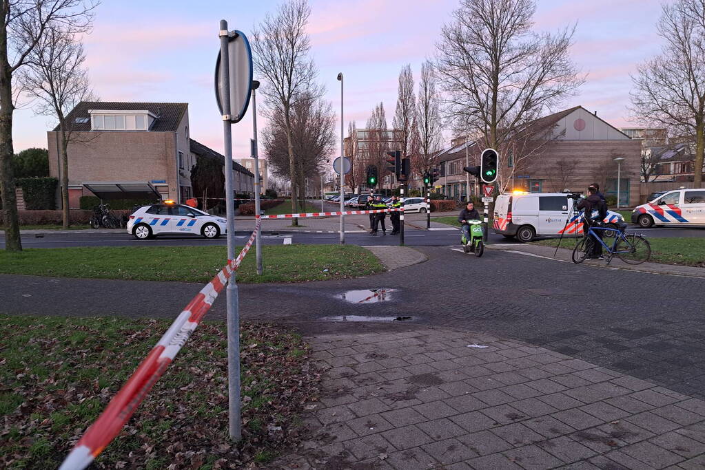 Politie onderzoekt verdacht pakket bij bushalte