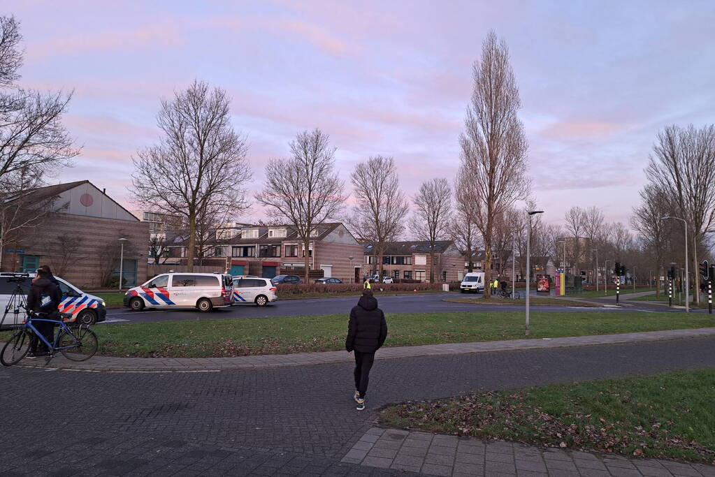 Politie onderzoekt verdacht pakket bij bushalte