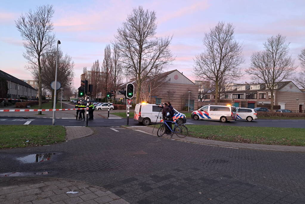 Politie onderzoekt verdacht pakket bij bushalte