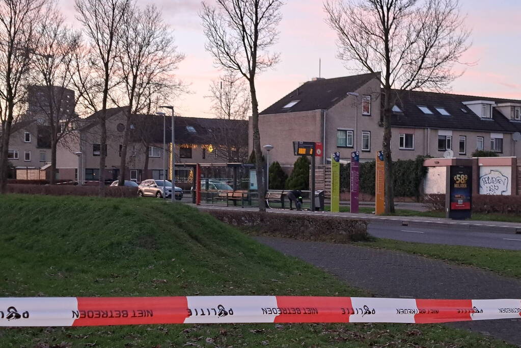 Politie onderzoekt verdacht pakket bij bushalte