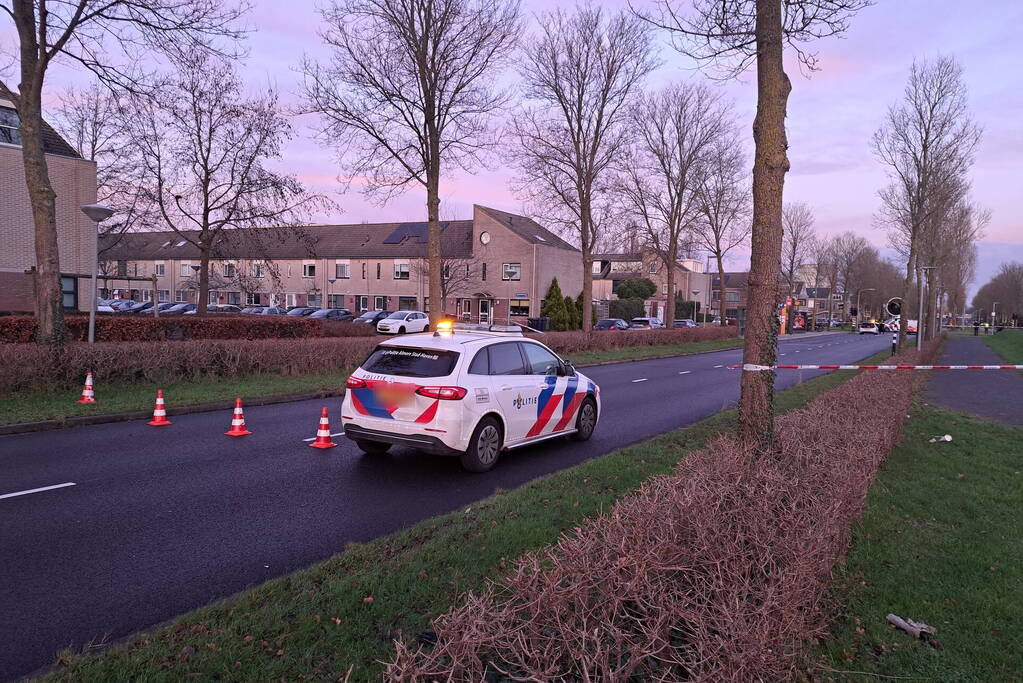 Politie onderzoekt verdacht pakket bij bushalte