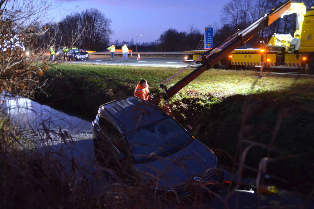 Auto belandt in sloot bij aanrijding in file
