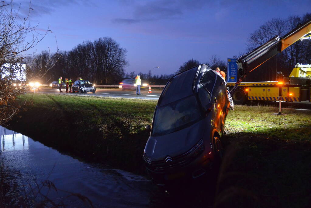 Auto belandt in sloot bij aanrijding in file