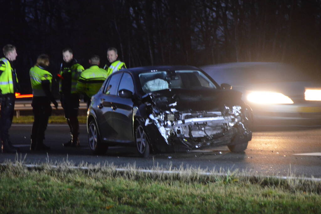 Auto belandt in sloot bij aanrijding in file