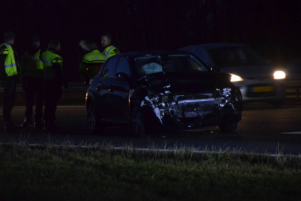 Auto belandt in sloot bij aanrijding in file