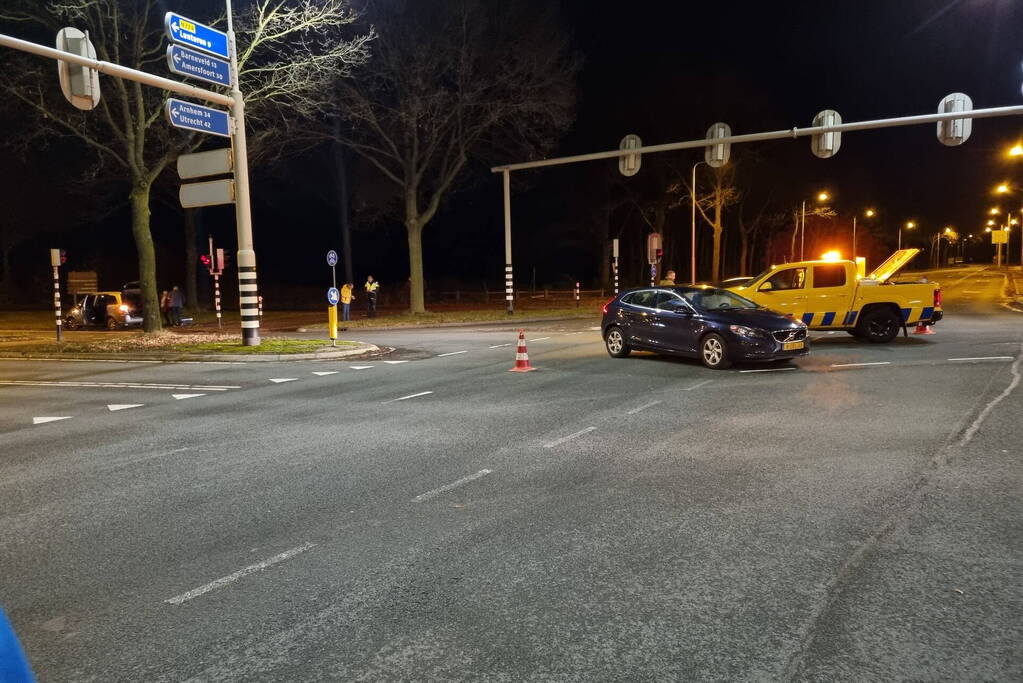 Auto's botsen op elkaar bij kruising