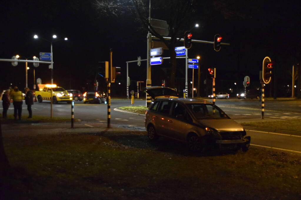 Auto's botsen op elkaar bij kruising