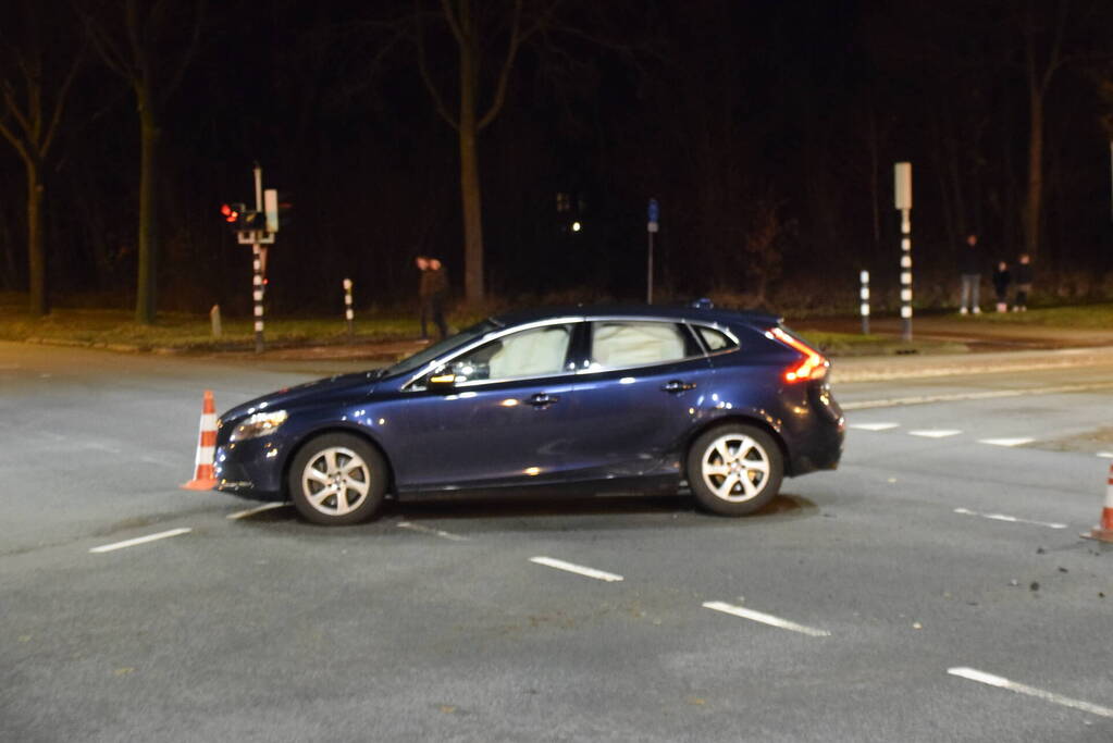 Auto's botsen op elkaar bij kruising