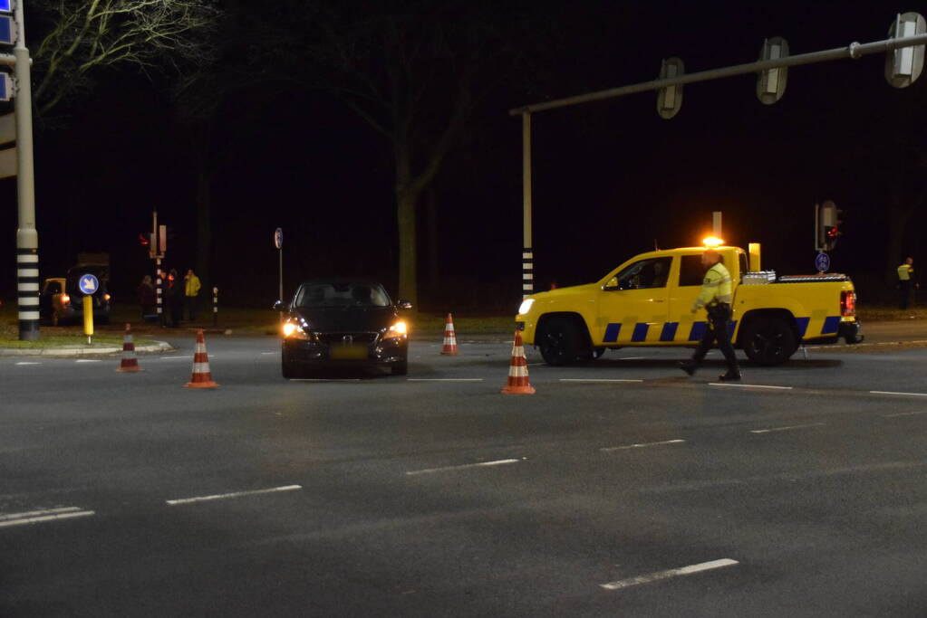 Auto's botsen op elkaar bij kruising