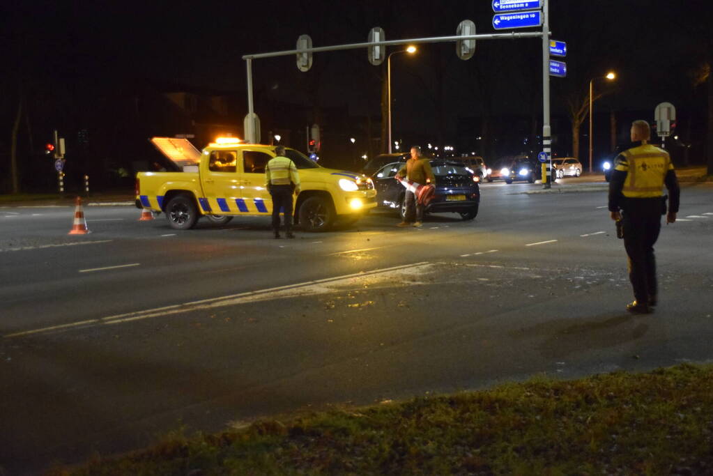 Auto's botsen op elkaar bij kruising